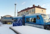 Je hezké, že nádraží v Křižanově má zdviž pro vozíčkáře, ale když nasněží je nepoužitelná. (Na obrázku je to ta věc pod modrou plachtou).