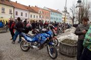 Za zimního počasí se dnes na náměstí setkáním otevřela motorkářská sezóna.