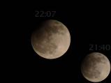 Ve čtvrtek večer vidělo Česko částečné zatmění Měsíce. Na fotografii je vidět stín Země v maximální fázi zatmění (překrývá pouze 1,5%) přesně v 22.07 a pro srovnání Měsíc bez stínu Země v 21:40.