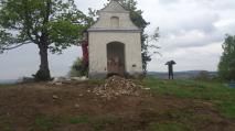 Rekonstrukce kapličky na Hrbovském vrchu pokračuje opravami omítek i interiéru.
