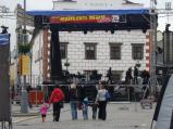 Na náměstí se vše chytá na dnešní koncert Muzikanti dětem 2013, jen to počasí aby vyšlo.