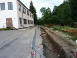 Stavba protipovodňové stěny zase o kus postoupila. V úterý se dobagravalo až za Wellmez.