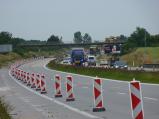 Na dálnici D1 se chystá stržení mostu u Lhotky. Již dnes se na tuto akci vše připravuje. Na uzavřené části se naváží štěrk k bezpečnému stržení mostu.