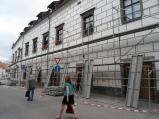 V Radnické ulici se ve čtvrtek stavělo lešení kolem radnice. Začala oprava severní strany střechy radnice.