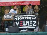 Ve čtvrtek se na náměstí konal koncert místního rappera YaKnow?Check! aka Viruse a 2Djs ( Dj Dé a Dj One ) hrajících klasické hiphopové hity z gramofonů.