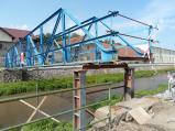 První část modrého most přes řeku Oslavu byla zvýšena.