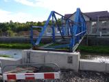 Jeden z nových zvdižených pilířů modrého mostu přes Oslavu je hotov, nyní se pracuje na druhé staně mostu.