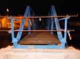 Modrý most přes Oslavu už má nové pražce. Přístupný však ještě není, protože k němu chybí schody.