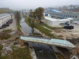 Nový most v Kablovce už stojí, ale zdaleka není hotov. 