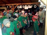 Také v Oslavici proběhlo slavnostní rozsvícení vánočního stromu. S vánočními písněmi se představili děti z místní školy.