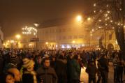 Nový rok přišly na náměstí přivítat stovky lidí.