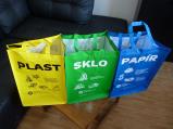 Město ve spolupráci se společností EKO-KOM pro občany města pořídilo sady tří barevných tašek na třídění papíru, plastů a skla. Vydavají se všem, kdo zaplatili za popelnice od pondělí 13. ledna v nové budově měst. úřadu pod radnicí (přízemí kancelář č.3)
