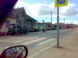 Pracovníci TS opravují rozbité zábradlí u přechodu na Třebíčské ulici.