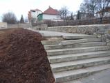 Schodiště nad bývalým domovem důchodců se rozpadá.