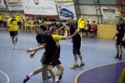 Domácí hráči TJ Sokol VM zastavují útok KP Brno. Naši házenkáři vybojovali vítězství 32:18.