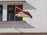 Město na radnici rozvinulo vlajku Tibetu. Na Vysočině se naše město přidalo mezi 28 měst a obcí, které vyjádřili touto každoroční akcí sounáležitost proti porušování lidských práv. Ve Velkém Meziříčí již po osmé.