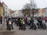 Náměstí opět zaplnili motorkáři, tentokrát necelé tři stovky. Se svým hřmotnými stroji ve dvě vyrazili na spanilou jízdu po okolí. Konalo se tradiční otvírání silnic.