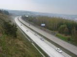 Na dálnici ve Velkém Meziříčí pod třemi kříži o víkendu zbrušovali v levém pásu (směr Praha) nerovnosti betonových panelů.