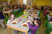 Ve školní jídelně na ZŠ Oslavická si připomínají 50 let školního stravování. K vidění je vývoj vybavení kuchyně a stolování. Od pondělí do středy pak paní kuchařky připravují dětem jejich oblíbená jídla, která si děti samy vybraly.