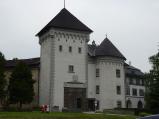 Vstupní věž zámku ve Velkém Meziříčí se po opravě představuje v novém kabátě.