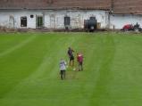 Na fotbalovém trávníku U Tržiště zapravují nový zavlažovací sytém.