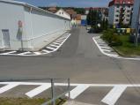 Firma Znakom při příležitosti přeměny křižovatky si odskočila také vymezit parkování u Alpy. Nově již funguje parkoviště na louce před koupalištěm.