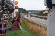Jako každý rok se spousty lidí vydalo k dálnici sledovat motorky, které se vracely z velké ceny v Brně.