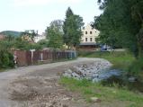 Řeku Balinku za Jelínkovou vilou dnes ráno zavezly kameny. Rozšíření břehu nejspíš souvisí s plánovanou dostavbou protipovodňové stěny v těchto místech.