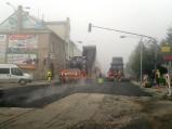Sokolovská se již pokrývá podkladovou vrstvou asfaltu.
