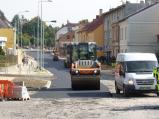 O půl druhé odpoledne se již doválcovávájí poslední metry nové silnice na Sokolovské u pošty.