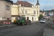 Na Třebíčské ulici nad Jelínkovou vilou opravují podemletou silnici.