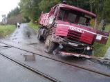 Nehoda tatrovky s vlakem. Ve 13 hodin na trati Studenec - Velké Meziříčí. Hned za Studencem, bez zranění.