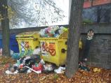 Na Družstevní ulici u Jednoty se odpad vymkl kontrole.