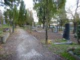 Revitalizace starého hřbitova na Moráni pokračuje. Rozbité náhrobky i nevyhovující křoviny mizí.