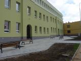 Před základní školou na Sokolovské už jsou nové lavičky.