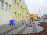 Prostraství před ZŠ Sokolovská už má lavičky i stromy. Jeden z nich dokonce teď na konci listopadu kvete.