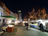 Vánoční trhy na náměstí pokračovaly do pozdních odpoledních hodin. Více večerních foto v článku.