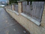 Vandalismus v ulicích města pokračuje. Někdo zřejmě úmyslně zničil plot u domu na Družstevní ulici.