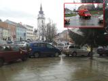 Náměstí ani okružní křižovatka nepobírají předvánoční dopravu.