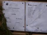 Prodej vánočního kapra u Kauflandu z rybářství Velkostatek Maria Podstatzká Lichtenstein. Cena 75 Kč/kg.