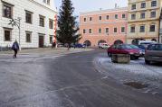 Pozor silnice a chodníky v centru ve čtvrtek ráno extrémě kloužou.
