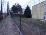 Druhá základní škola buduje za svou budovou nové oplocení. Nový sportovní areál bude přístupný od jara pro veřejnost.