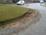 Na okružní křižovatce pod Karlovem si nejaký řidič kamionu vyjel svoji zkratku.