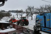 Kamionu jedoucímu do HOD museli pomoci dva traktory. Uvízl pod kopcem 'Zinčák' u Kúsek.