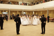 Studentský ples gymnázia začal slavnostní polonézou.