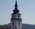 Věžní hodiny na kostele stojí. Už několik dní ukazují čas 12:35.