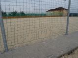 Síť kolem nového beachvolejbalového hřiště už je potrhaná. Nový areál je totiž bez dohledu volně přístupný.