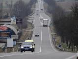 Kraj začne od dubna v tomto rovném úseku před Velkým Meziříčím stavět dynamické váhy na rychlovážení kamionů.