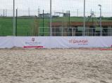 Písek už se ven z nového beachvolejbalového hřiště neposype. Město den před jeho otevřením nechalo celé hřiště obehnat reklamní plachtou s logem města a ZŠ Oslavická. 