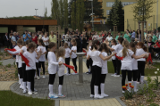 Nový relaxační park a hřiště jsou slavnostně otevřeny. K hostům při jeho otevření promluvil senátor Vystrčil, krajský radní Krčál, starosta Necid, ředitelka ZŠ Dagmar Suchá.